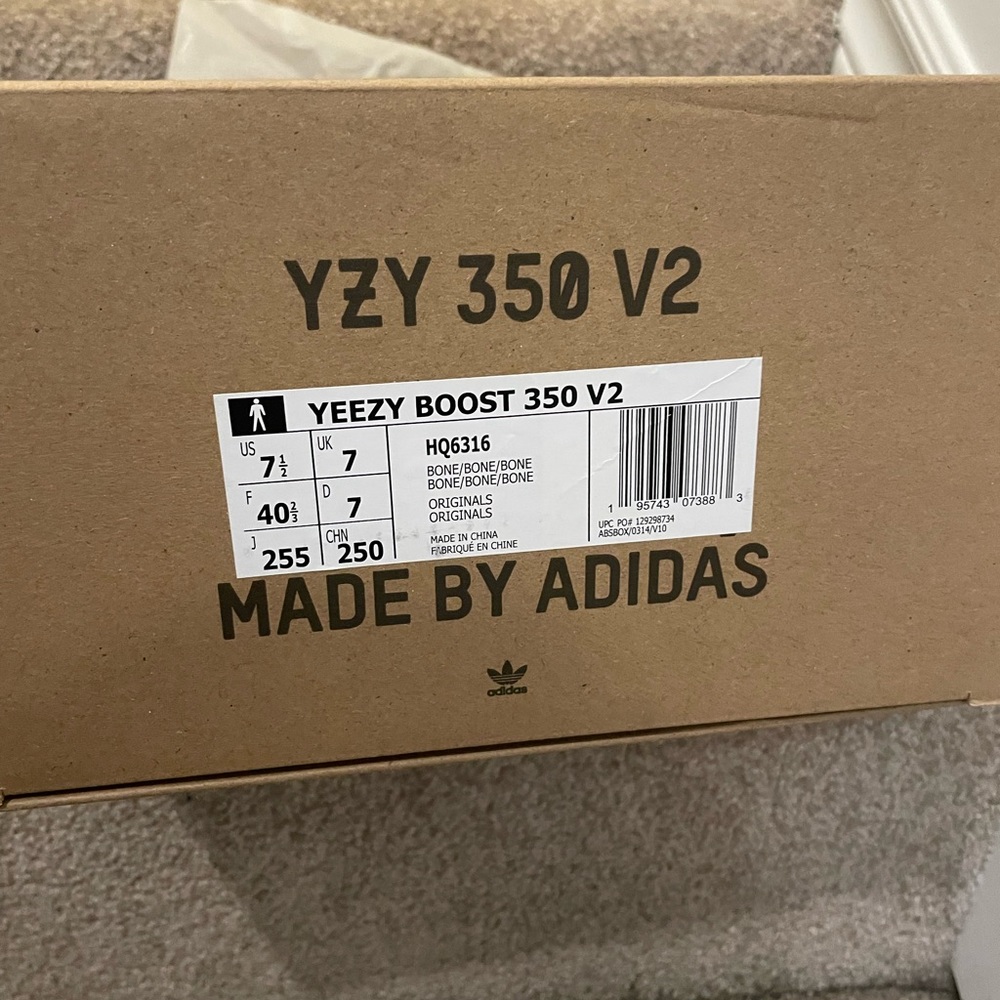 Yeezy 350 V2 - Picture 2 of 6